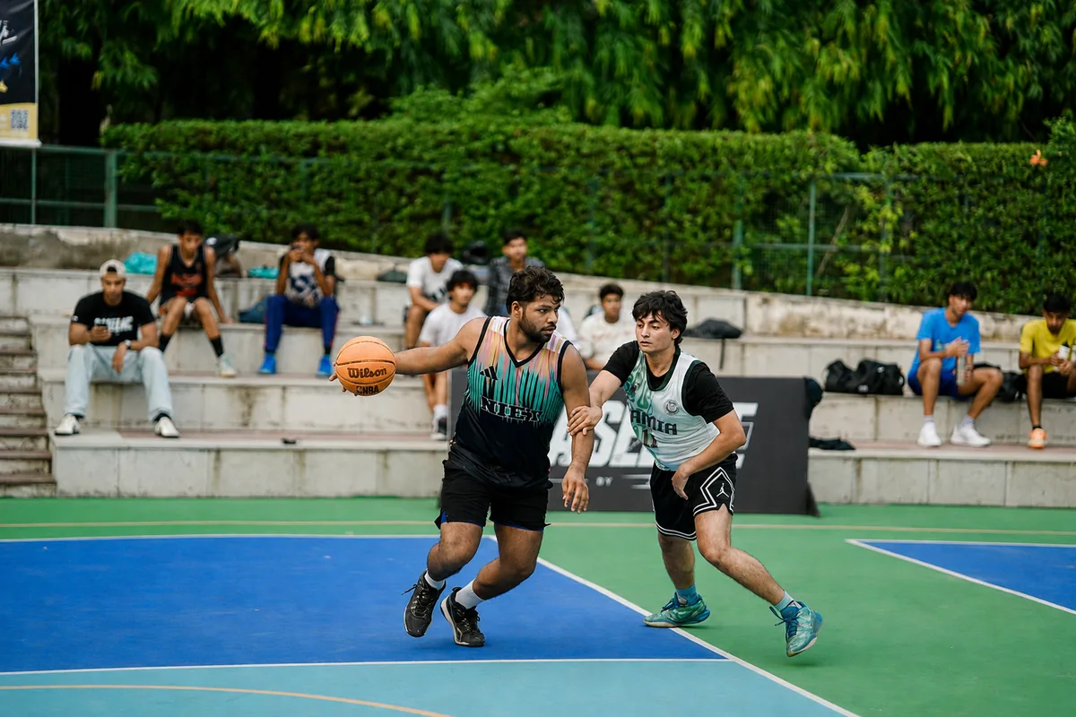 A young basketball player changing speed while driving with the ball